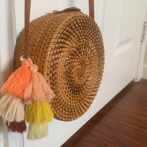 Round crossbody straw handbag